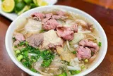 Đến Hà Nội ăn phở gia truyền lâu đời: Mách bạn 6 địa chỉ được du khách nước ngoài ca ngợi, luôn đông nườm nượp 
