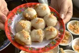 4 món bánh đặc sản tên lạ, giá siêu rẻ, khách ăn chục chiếc chưa chán ở Huế