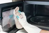 Lò vi sóng sạch bong như mới khi được vệ sinh bằng thứ này - không phải baking soda