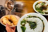 Một món ăn sáng "lạ tai" ở Trung Quốc khiến dân du lịch mê mẩn: Giống bánh cuốn Quảng Đông nhưng có một thứ làm nên khác biệt cả vùng