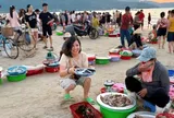 Khách dậy từ 4h tới làng chài ở Đà Nẵng, chi vài triệu mua hải sản tươi ngon