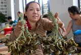 Giữ hương vị truyền thống qua những mẻ bánh ú tro dịp Tết Đoan Ngọ