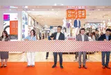 UNIQLO Hanoi Centre chính thức khai trương sáng ngày 27.03, chào đón hàng trăm khách hàng đến tham quan, mua sắm