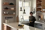 Cải tạo nhà lần hai, tôi bỏ hẳn tủ bếp treo tường: Căn bếp rộng hơn, sáng hơn và dễ dọn dẹp hơn hẳn