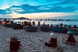 Làng chài Phước Đồng thức dậy trước bình minh