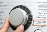 Đừng lạm dụng chế độ giặt nhanh trên máy giặt: Nhiều người dùng sai cách nên quần áo càng giặt càng bẩn, nhanh xuống cấp