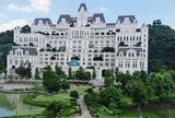 Số phận kỳ lạ của căn biệt thự màu trắng "mọc" giữa vùng quê, 12 tầng trị giá 9.500 tỷ nhưng chủ nhân vẫn là ẩn số