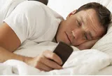 Lướt điện thoại ngay khi ngủ dậy buổi sáng: Những hậu quả nghiêm trọng nhiều người chưa biết