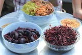 Về Thái Nguyên thưởng thức món đặc sản nức tiếng làm từ thứ quả đen xì, vị ngon lạ lùng, thử 1 lần nhớ mãi