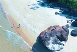 Bãi biển nước trong vắt, "không bóng người" ở Huế khiến gia đình Hà Nội thích mê