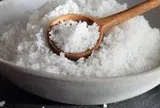 5 lý do vì sao nhiều gia đình đặt bát muối ở các góc nhà