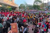 Cửa khẩu Lào Cai đông gấp ba ngày thường, tour đường bộ sang Trung Quốc đang hút khách nhất kỳ nghỉ này