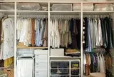 Ngày càng nhiều gia đình bỏ kiểu tủ quần áo kịch trần: 4 cách lưu trữ vừa rẻ vừa khiến phòng ngủ rộng hơn