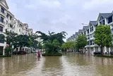 Thay bạn đi xem nhà ngày mưa: An Khánh bị chia cắt, loạt tuyến đường chìm trong biển nước