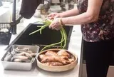 Càng kiếm tiền càng thấy bất an, tôi quay về 6 thói quen “lỗi thời” của bố mẹ và nhận ra: Tiết kiệm đôi khi đơn giản hơn mình nghĩ
