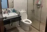 Tại sao ngày càng nhiều gia đình không còn đặt lavabo trong nhà vệ sinh? 2 cách bố trí giúp cả nhà đỡ cảnh phải “chờ nhau”