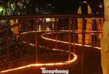 Cầu cạn hình dải lụa ở hồ Hoàn Kiếm huyền ảo về đêm
