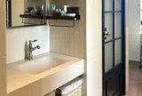 Phòng tắm nhỏ đừng cố nhét bồn rửa vào trong: 4 cách bố trí mới vừa rộng hơn vừa đẹp hơn