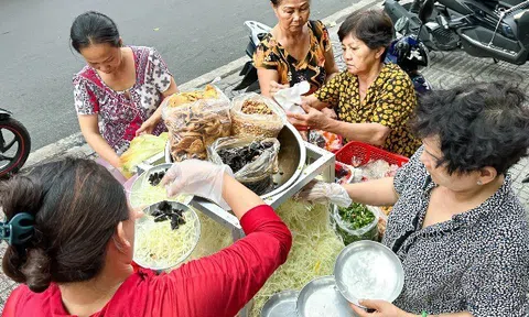 5 lựa chọn cho “tín đồ” món gỏi ở Sài Gòn, giữ công thức khô bò bí truyền, đu đủ bào tới đâu bán tới đó