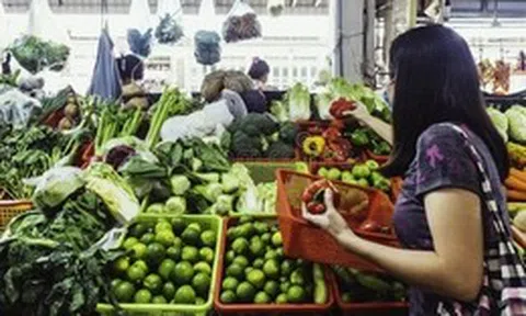 Chợ sáng hay chợ chiều: Đi giờ nào thì túi tiền đỡ "méo mặt"?