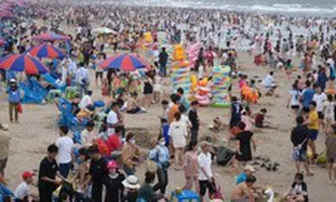 Bãi biển Vũng Tàu đông chưa từng có, khách vẫn đang đổ về nườm nượp