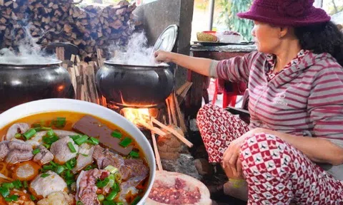 4 quán bún bò "núp hẻm" gây thương nhớ ở Huế, có quán bán hết trong vài tiếng, có nơi không bảng hiệu vẫn nườm nượp...