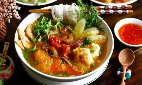 Độc lạ ẩm thực Hà Nội: Khách vừa ăn bún vừa nghe chủ quán quát tháo, muốn ăn phải xếp hàng chờ cả tiếng
