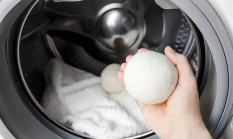 Bỏ 3 quả bóng vào máy giặt, mẹo giúp quần áo nhanh khô hơn nhưng rất ít người biết
