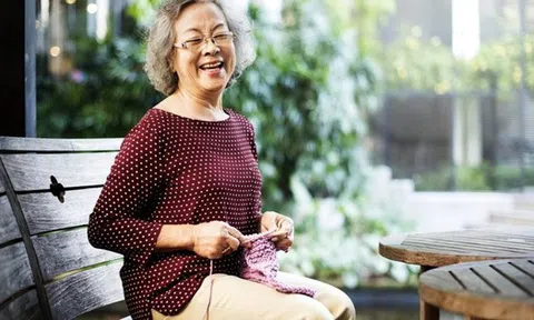 Tiêu đồng nào "chất" đồng đó: Cụ bà 78 tuổi chi 30 triệu cho khóa học giảm cân, hạ mỡ máu, mua đôi giày hơn 4 triệu đi bộ cho êm chân!