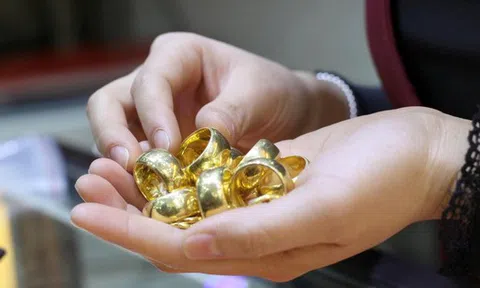 Người đàn ông "tiếc ngẩn ngơ" vì bỏ hơn 300 triệu để mua vàng từ đầu năm