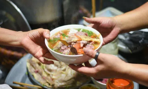 Thưởng thức đặc sản phở đêm Hà Nội ở 5 địa chỉ nổi tiếng, có quán ban ngày khách thèm mấy cũng không bán