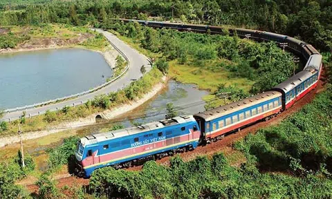 Chuyến tàu đi hơn 100km, thu 100 tỷ sau 7 tháng hoạt động: Du khách nhận xét "sang như máy bay"