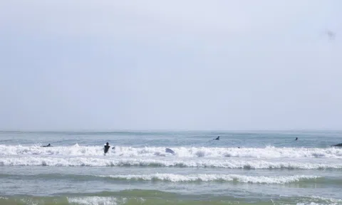 Cô gái khóc suốt đêm tìm chiếc nhẫn quan trọng rơi ở biển Đà Nẵng