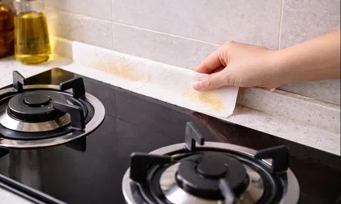 Học mẹ tôi: Đặt khăn giấy vào đúng vị trí này trong bếp - dầu mỡ giảm hẳn, bếp sạch gấp 5 lần