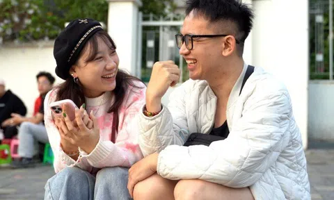 Giới trẻ dậy sớm, diện đồ len tận hưởng thời tiết TPHCM xuống 17 độ C