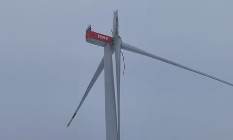 Cánh turbine điện gió “treo lơ lửng” ở độ cao 160 mét gây lo lắng