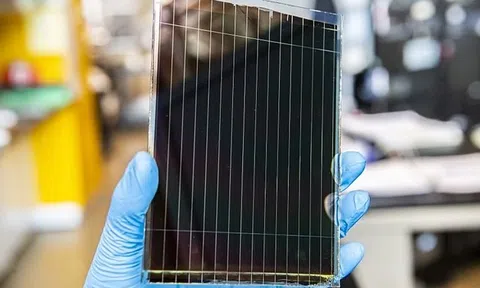 Hiệu suất đáng kinh ngạc của pin năng lượng mặt trời mini làm từ “vật liệu kỳ diệu”