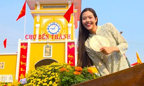 Giới trẻ thích thú, check-in phối cảnh sóng nước, thuyền hoa trước chợ Bến Thành