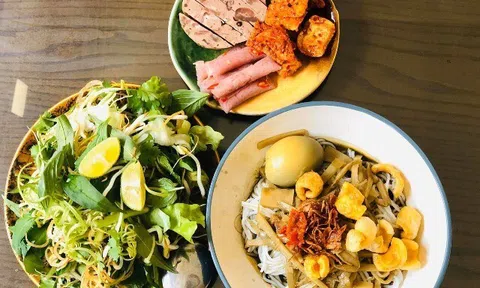 Đặc sản Gia Lai có món như bó rơm khô, món đen ngòm, càng ăn càng mê