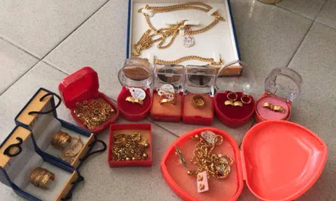 Chồng mất việc, vợ cầm 5 cây vàng đi bán: Ngỡ ngàng bị tiệm vàng đuổi về