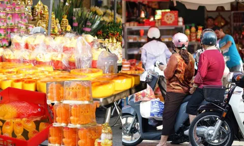 Cảnh tượng lạ lùng ngày ông Táo: Bánh trái đẹp như vàng nhưng người dân chỉ dám “mua một nửa” tại chợ người Hoa