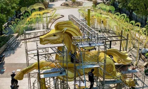 Cận cảnh linh vật ngựa khổng lồ cao 7 m trên đường hoa Nguyễn Huệ