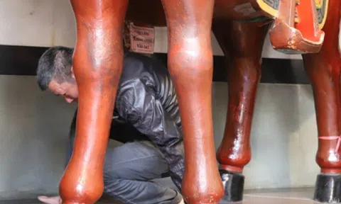 Nườm nượp người dân xếp hàng chui qua tượng ngựa Xích Thố cầu may