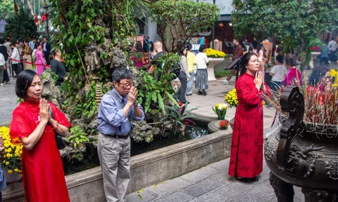Người dân đổ về đền, chùa Hà Nội cầu may ngày đầu năm