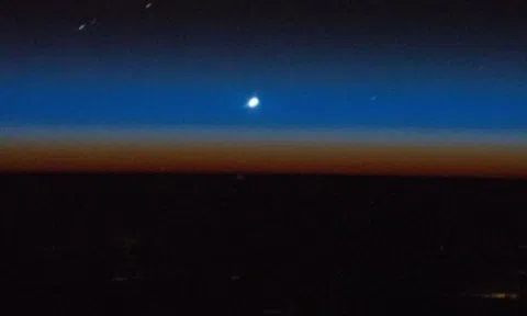 Hướng dẫn cách "săn" sao Thủy sáng nhất trên bầu trời hoàng hôn chiều mùng 3 Tết