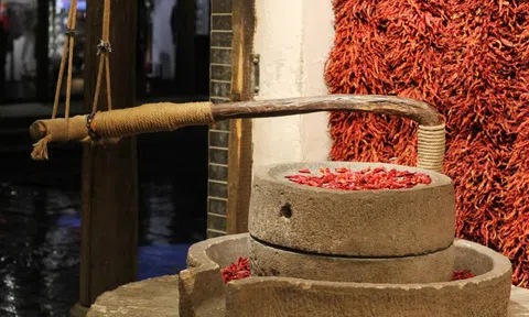 Du lịch Trung Quốc, khách Việt toát mồ hôi khi bước vào tiệm đặc sản bên đường: "Không ngờ người ta dùng ớt để làm điều này"