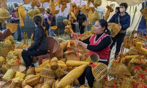 Miền Bắc có một hội chợ "mua may, bán rủi" chỉ tổ chức vào đầu năm, người mua không được trả giá nhưng ai cũng vui vẻ