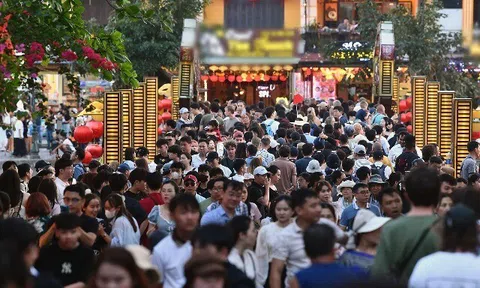 Biển người "đổ bộ" phố cổ Hội An, chờ mỏi chân mới có ảnh check-in