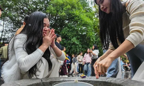 Lặn lội xa xôi xin lộc tình duyên, rửa mặt bằng nước giếng đầu năm mới