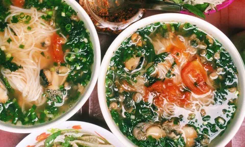 Khách Hàn đến Hà Nội 3 ngày tăng 5kg, nói gì về 5 quán ăn phải xếp hàng dài?